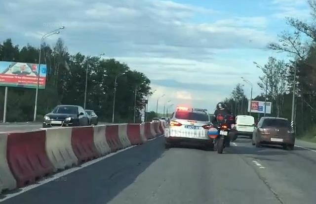 Мотоциклист столкнулся с автомобилем ДПС на Минском шоссе
