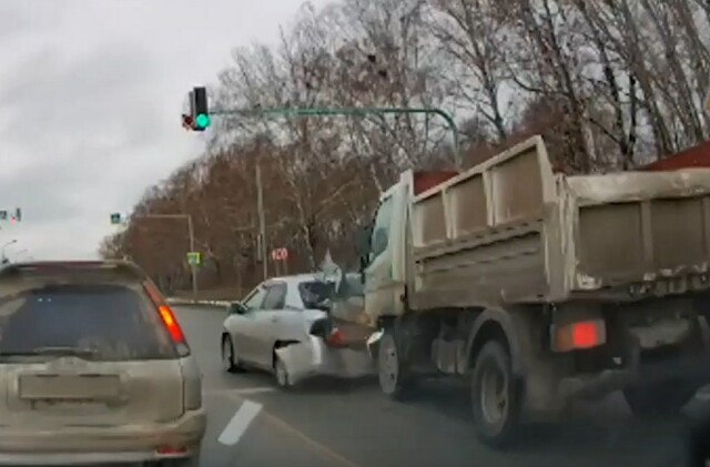 Грузовик и легковой автомобиль столкнулись в Бердске