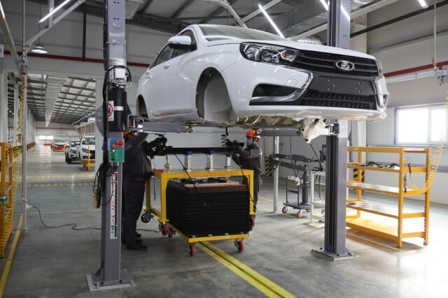 АвтоВАЗ переводит работников в дворники и уборщицы