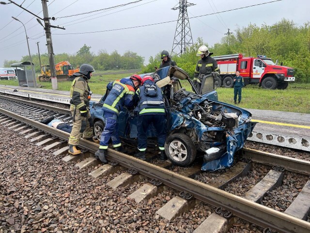 Поезд Адлер — Нижневартовск столкнулся с автомобилем: погибли три человека 