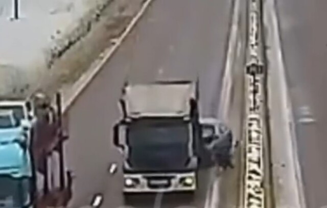 Водитель грузовика спровоцировал ДТП на трассе М-12