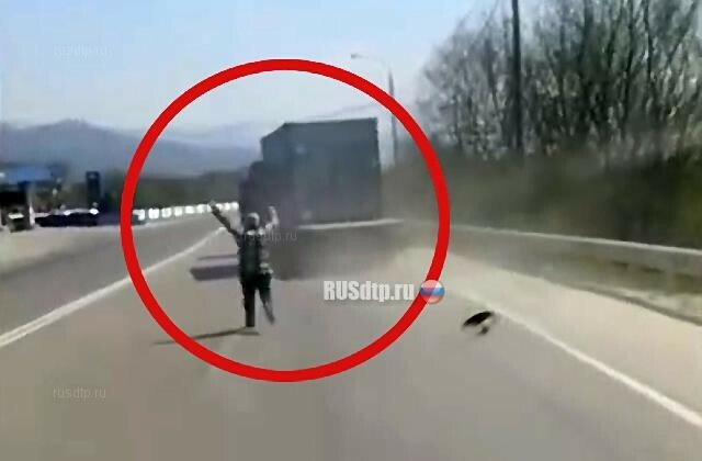 Грузовик без водителя врезался в АЗС в Новороссийске. ВИДЕО 