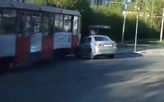 «Незаметный трамвайчик»: в Томске водитель пытался повернуть налево и попал в ДТП