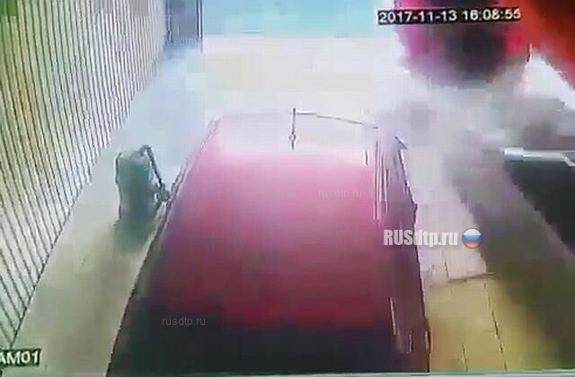 В Краснодаре в результате ДТП автомобиль влетел в автомойку