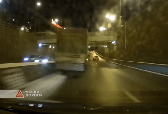 В Петербурге водитель чудом избежал столкновения с грузовиком
