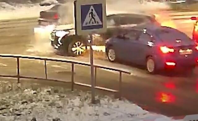 Три автомобиля столкнулись на перекрестке в Рыбинске