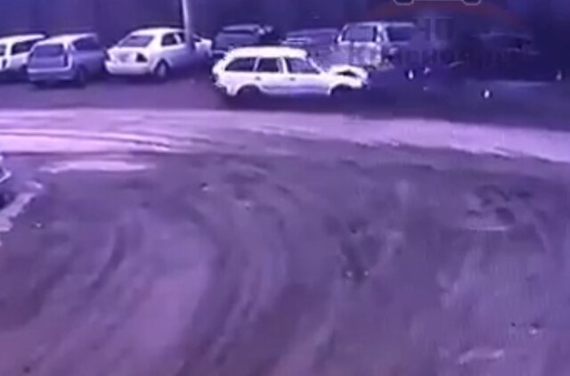 В Красноярске «Тойота» влетела в несколько припаркованных машин 
