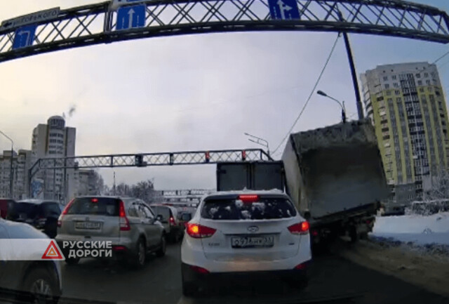 Порвал тент и уехал