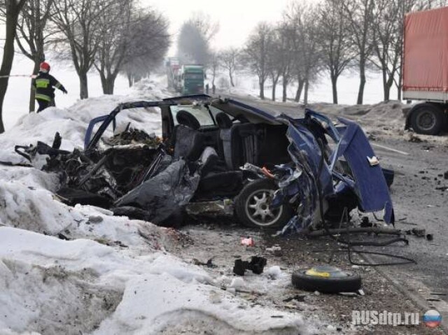 Легковушка на скорости въехала во встречную фуру 