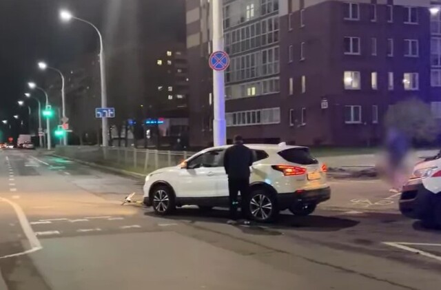 В Минске две 16-летние девушки катались на электросамокате и попали под колеса автомобиля