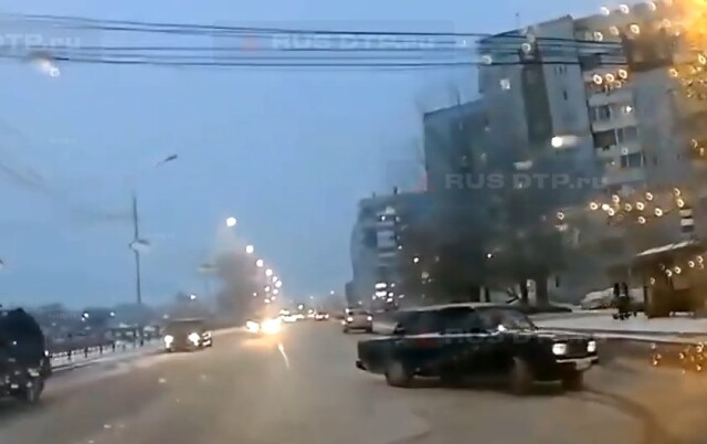 Скользкая дорога в Красноярске: водитель «Жигулей» пытался повернуть налево 