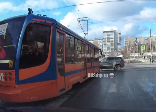 Jeep vs трамвай