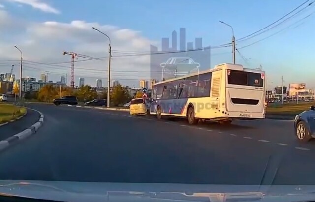 В Красноярске женщина пыталась съехать с кольца и столкнулась с автобусом