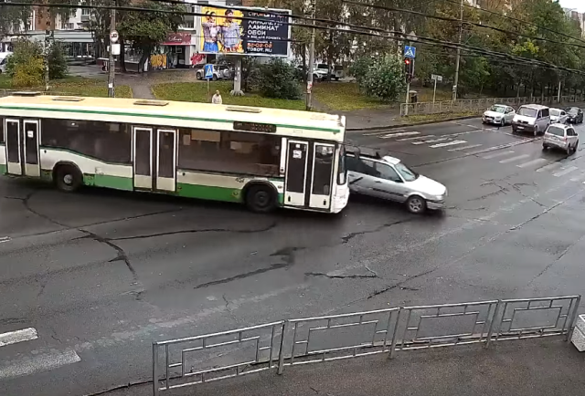 Автобус и автомобиль столкнулись в Вологде