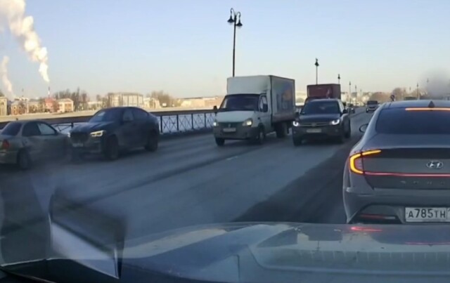 В Петербурге автомобиль без водителя выехал на проезжую часть и попал в ДТП 