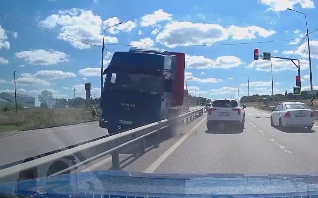 Фура едва не сбила пешехода на трассе М-2 «Крым» под Курском