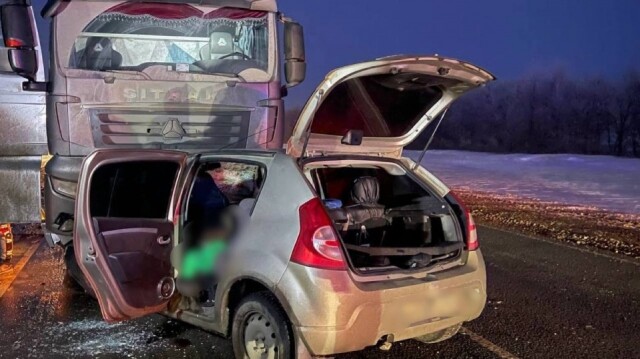 Renault столкнулся с фурой на окраине Саратова: погибли два человека 