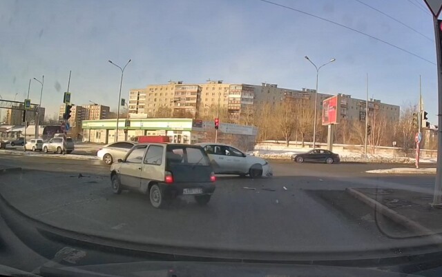 В Тюмени водитель «Оки» при повороте налево не пропустил таксиста 