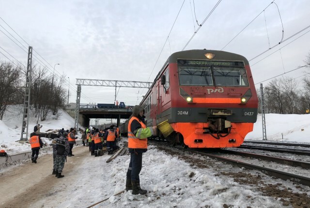 В Москве электричка столкнулась с трактором 