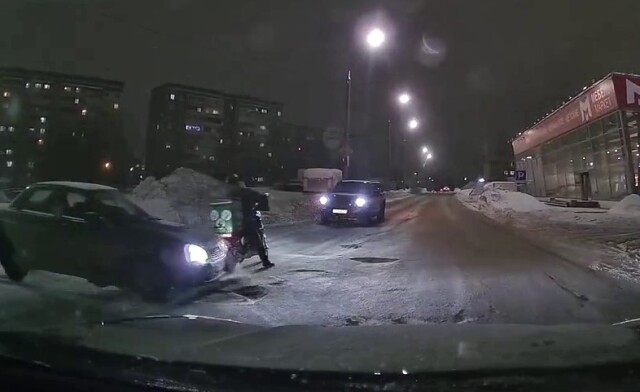 В Петрозаводске «Лада Приора» подбила доставщика еды и скрылась