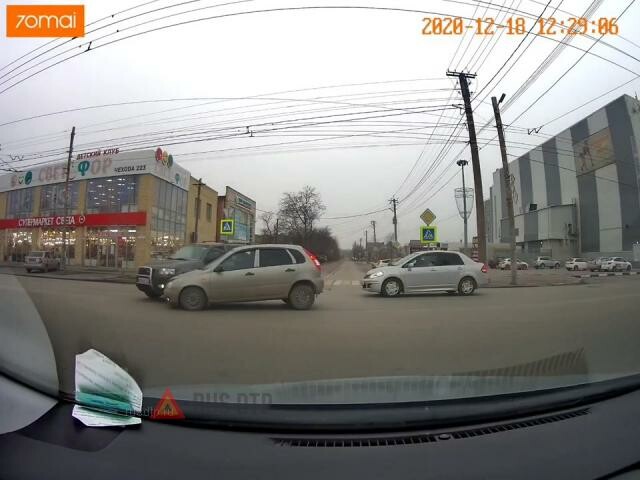 «Лада Калина» и внедорожник столкнулись на перекрестке в Таганроге