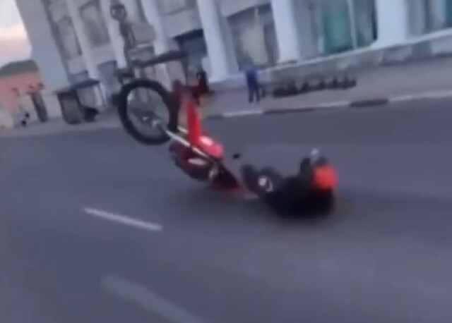 В Рязани мотоциклист решил исполнить трюк и опрокинулся