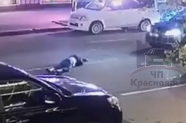 В Красноярске автомобиль сбил пешехода, переходившего дорогу в неположенном месте 