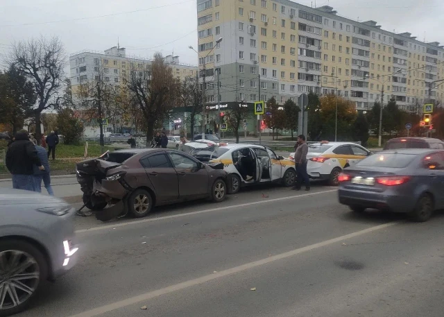 «Перепутал городскую дорогу с гоночной трассой»: лихач на BMW устроил массовое ДТП в подмосковном Дмитрове
