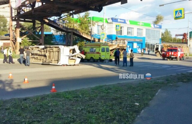 В Нижнем Тагиле в ДТП с участием микроавтобуса погиб человек и 10 пострадали 