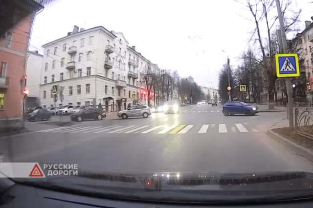 Два автомобиля столкнулись на перекрестке в Костроме