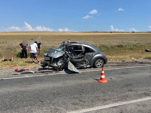 Момент ДТП в Крыму: девушка на «Жуке» совершала обгон и столкнулась со встречным автомобилем 