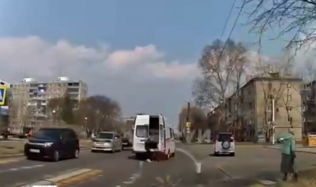В Комсомольске-на-Амуре пациент на ходу выпрыгнул из скорой помощи и сбежал 