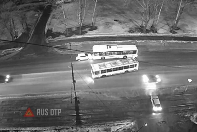 Автобус столкнулся с легковушкой на улице Московской в Липецке