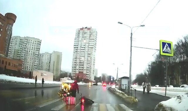 Курьезное ДТП в Москве: два доставщика еды столкнулись на пешеходном переходе 