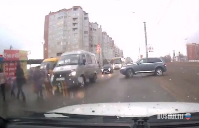 Дал по 500 рублей… 