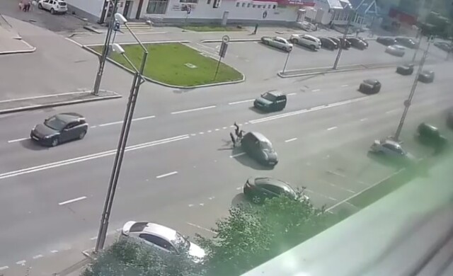 В Тобольске 14-летний подросток на электросамокате столкнулся с автомобилем