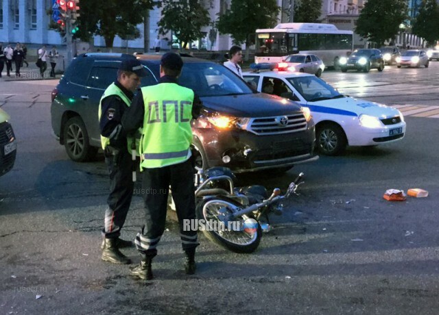 В Перми в ДТП пострадали байкер и его пассажирка. ВИДЕО 
