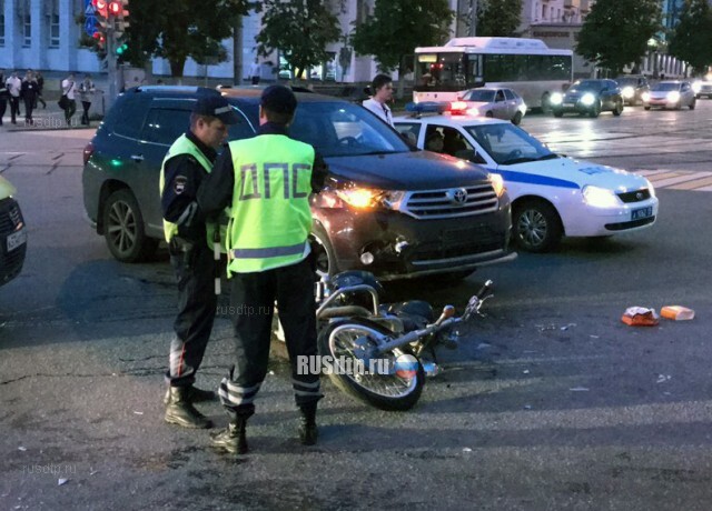 В Перми в ДТП пострадали байкер и его пассажирка. ВИДЕО