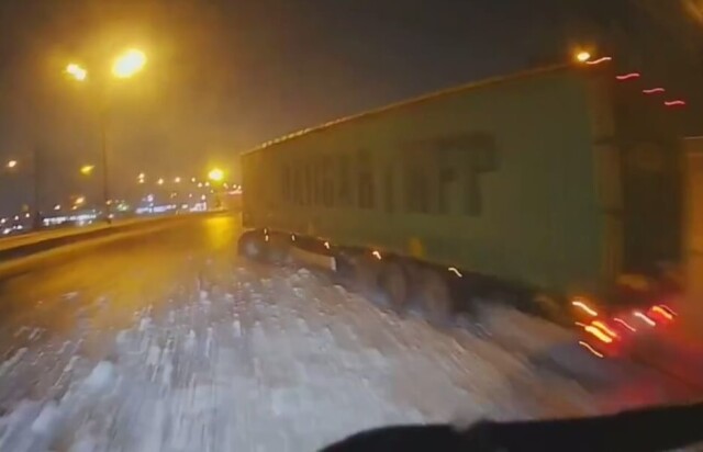 Два большегруза столкнулись на МКАД из-за забытой дорожниками кучи снега 