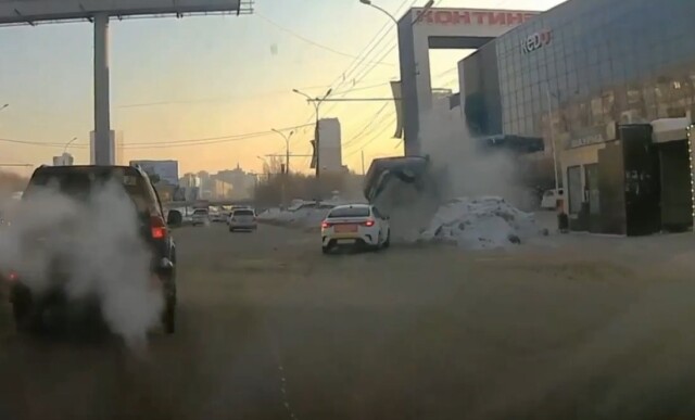 Ford Explorer перевернулся на улице Ипподромской в Новосибирске