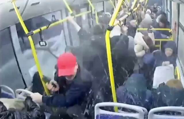 В Воронеже дорожный знак влетел в окно автобуса и едва не убил пассажирку