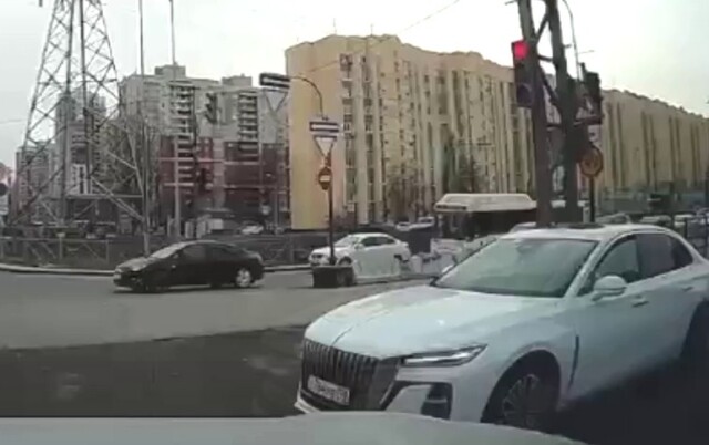 Авария в Санкт-Петербурге: инспектор ДПС завиноватил поворачивающий налево «Ситроен» 