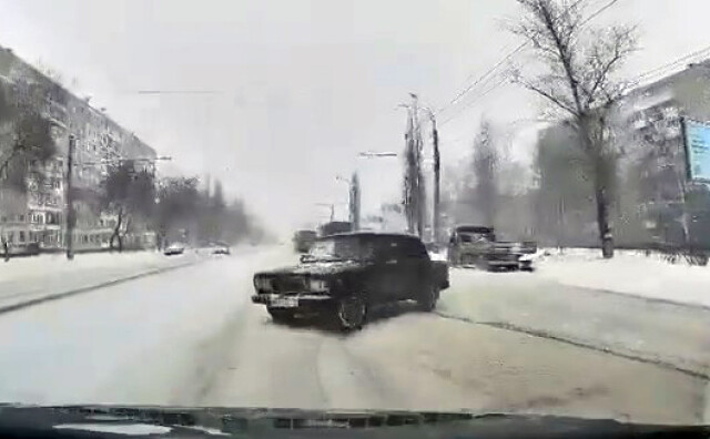 В Нижнем Новгороде водитель «Жигулей» решил подрифтовать и столкнулся с автомобилем 