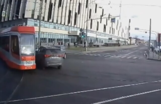 «Минус левая бочина»: трамвай и автомобиль столкнулись на перекрестке в Петербурге 