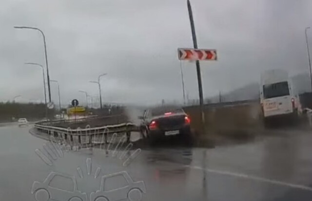 Авария с маршруткой в Мурманске: водитель легковушки решил повернуть направо с левой полосы 