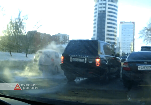 Range Rover и Hyundai Getz столкнулись на улице Куйбышева в Екатеринбурге
