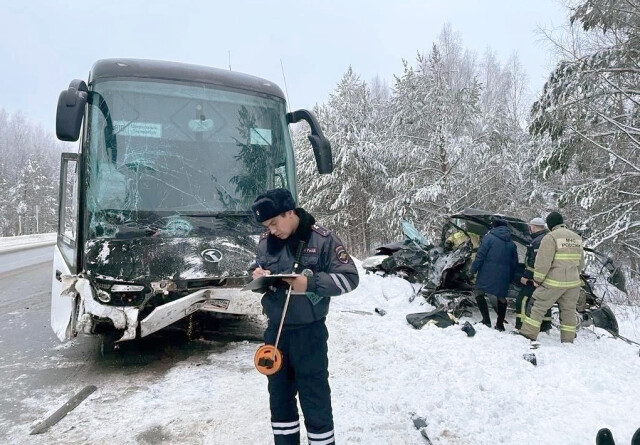 В Свердловской области Renault Logan столкнулся с автобусом: погибли 4 человека 