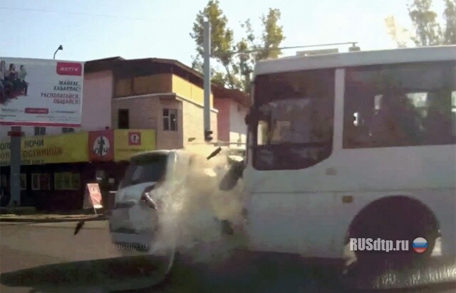 В Алматы автобус протаранил джип 