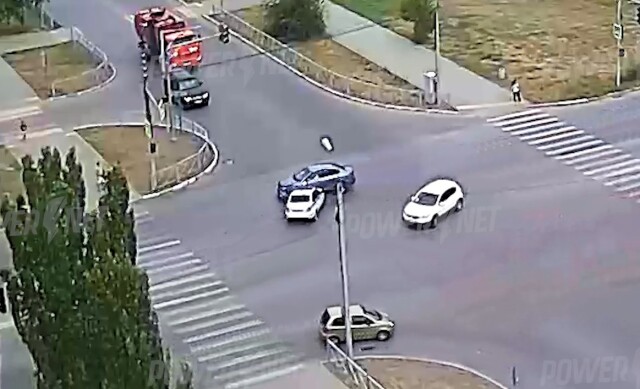 Полицейский автомобиль попал в ДТП на перекрестке в Волжском