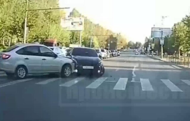 Авария в Кирове: водитель хотел по встречной полосе объехать стоящие на светофоре машины